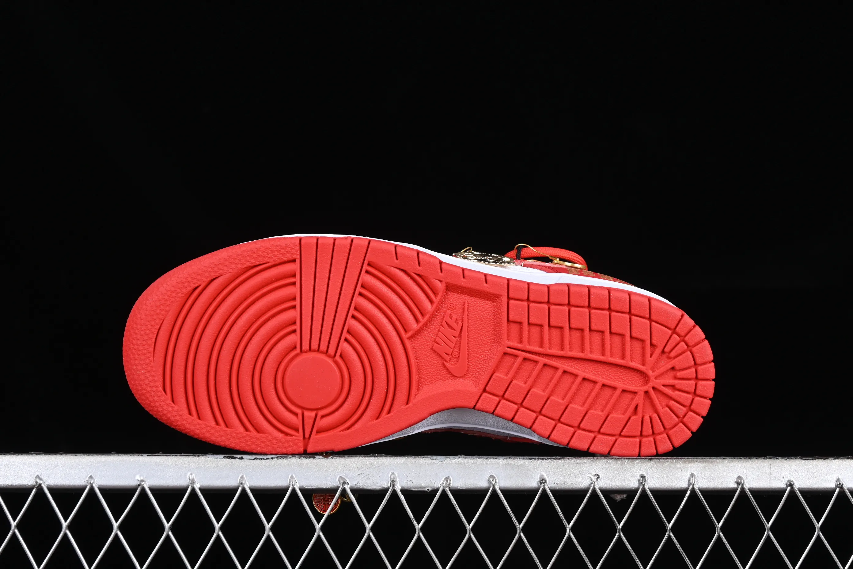 All Categories Nk SB Dunk Series Nk SB Dunk Low Low-top Sneakers Nk Dunk Low 囍爱你 Red Embroidery Dragon and Phoenix Present Happy Decoration SB Strap Low-top Casual Wedding Shoes FD9762-061